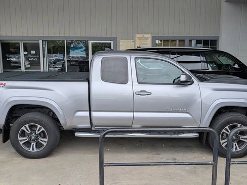 Used 2017 Toyota Tacoma TRD Sport w/ Tow Package AWD/4WD image 2