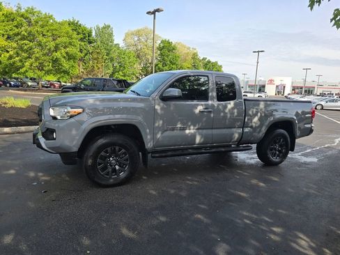 Used 2021 Toyota Tacoma SR5 AWD/4WD image 3