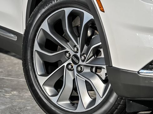 Used 2022 Lincoln Nautilus Reserve w/ Cargo Utility Package AWD/4WD image 4