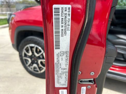 Used 2025 Jeep Compass Trailhawk image 10