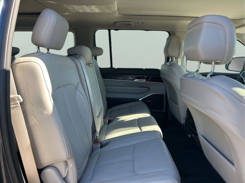 Used 2024 Jeep Wagoneer Base w/ Premium Group I image 32