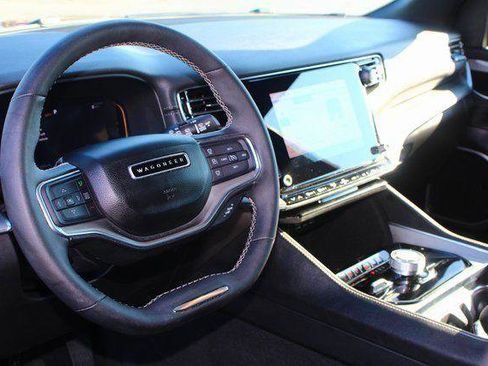 Used 2024 Jeep Wagoneer L Series II image 4