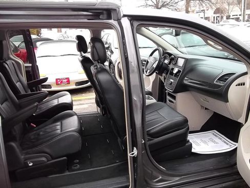 Used 2016 Chrysler Town & Country Touring image 4
