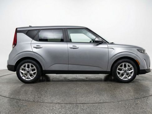 Used 2025 Kia Soul LX w/ LX Technology Package FWD image 11