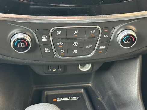 Used 2023 Chevrolet Traverse LT image 21