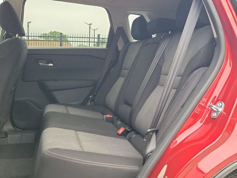 Used 2025 Nissan Rogue SV FWD image 9