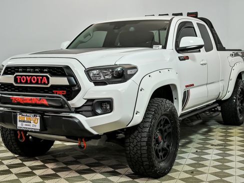 Used 2019 Toyota Tacoma SR5 AWD/4WD image 5