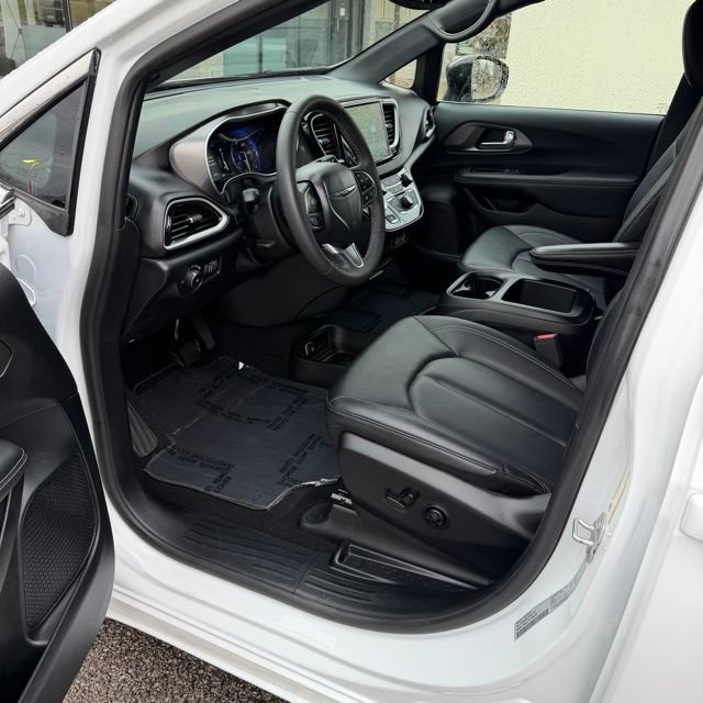 Used 2025 Chrysler Pacifica Select FWD image 12