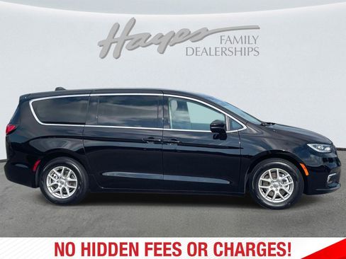 Used 2024 Chrysler Pacifica Touring-L FWD image 2