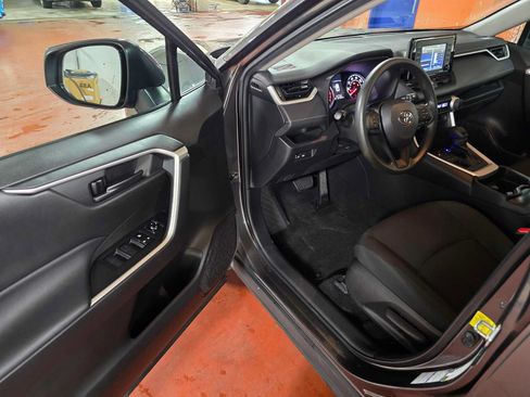 Used 2021 Toyota RAV4 LE AWD/4WD image 19