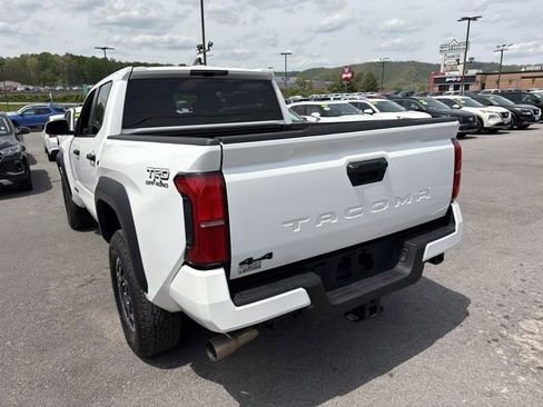 Used 2025 Toyota Tacoma TRD Off-Road AWD/4WD image 9