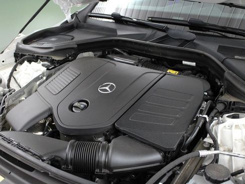 Used 2025 Mercedes-Benz GLC 300 4MATIC image 41