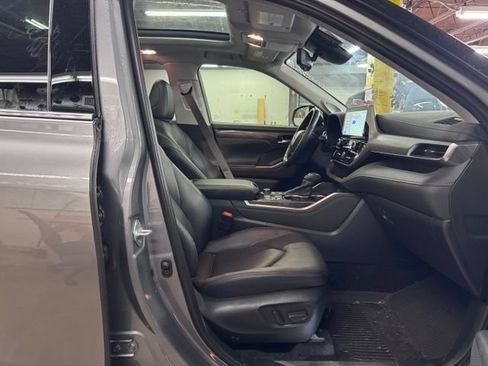 Certified 2025 Toyota Highlander Platinum AWD/4WD image 41