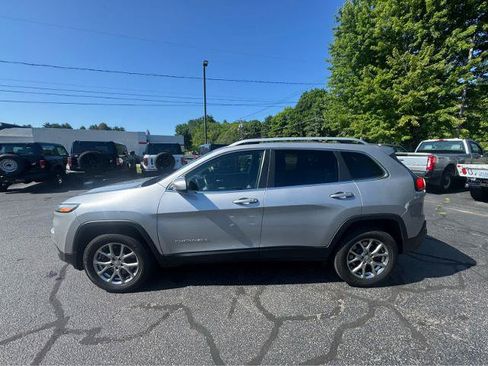 Used 2018 Jeep Cherokee Latitude Plus w/ Comfort/Convenience Group AWD/4WD image 2