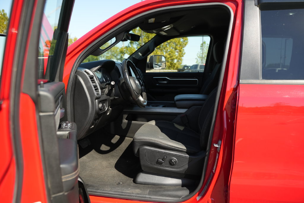 Used 2020 RAM 1500 4x4 Crew Cab image 13