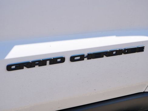 Used 2019 Jeep Grand Cherokee Laredo AWD/4WD image 15
