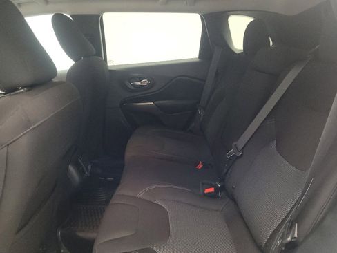 Used 2019 Jeep Cherokee Latitude w/ Popular Appearance Group FWD image 18