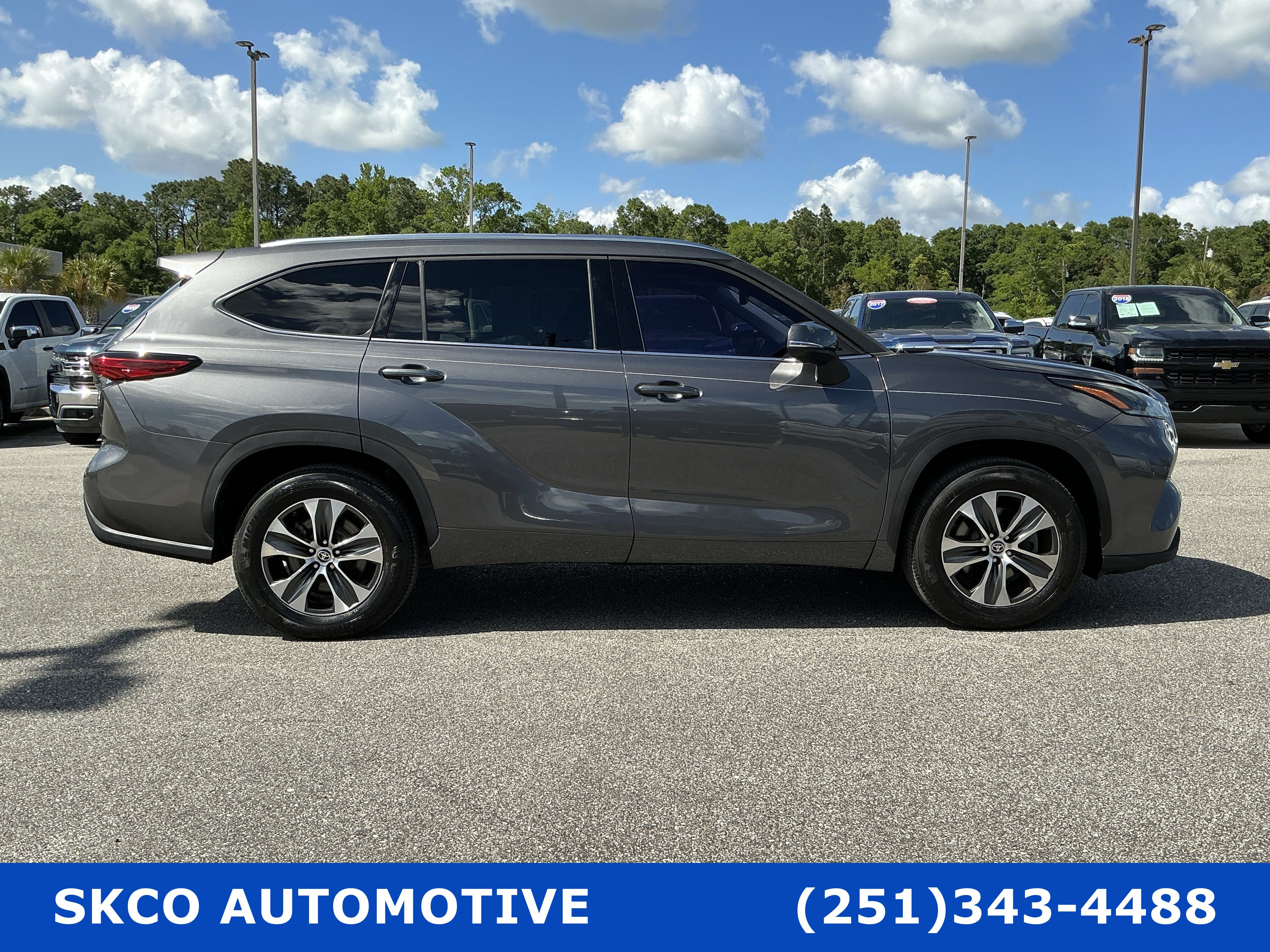 Used 2021 Toyota Highlander XLE FWD image 6