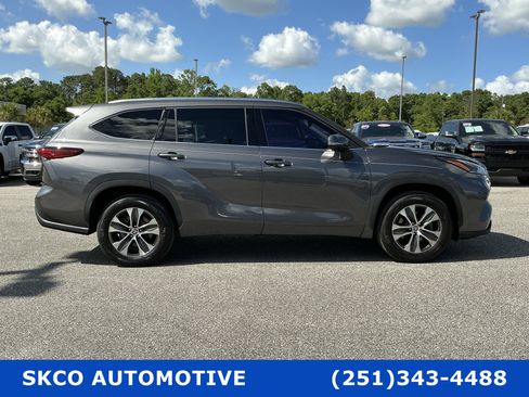 Used 2021 Toyota Highlander XLE image 6