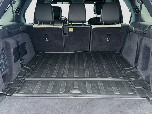 Used 2024 Land Rover Discovery Metropolitan Edition image 11