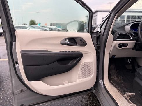 Used 2022 Chrysler Pacifica Touring-L FWD image 23