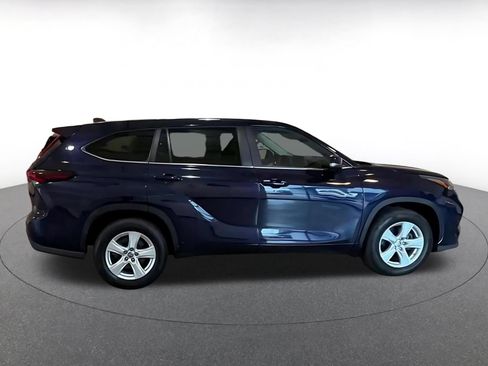 Used 2025 Toyota Highlander LE FWD image 10