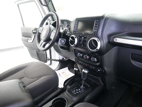 Used 2017 Jeep Wrangler Unlimited Sahara w/ Connectivity Group AWD/4WD image 27