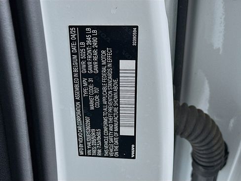 Used 2025 Volvo XC40 B5 Plus image 12