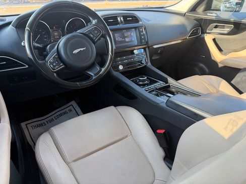 Used 2018 Jaguar F-PACE image 39