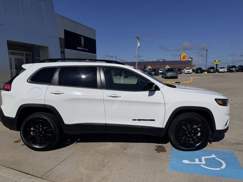 Used 2023 Jeep Cherokee Altitude Lux image 3