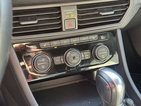 Used 2019 Volkswagen Jetta R-Line image 11