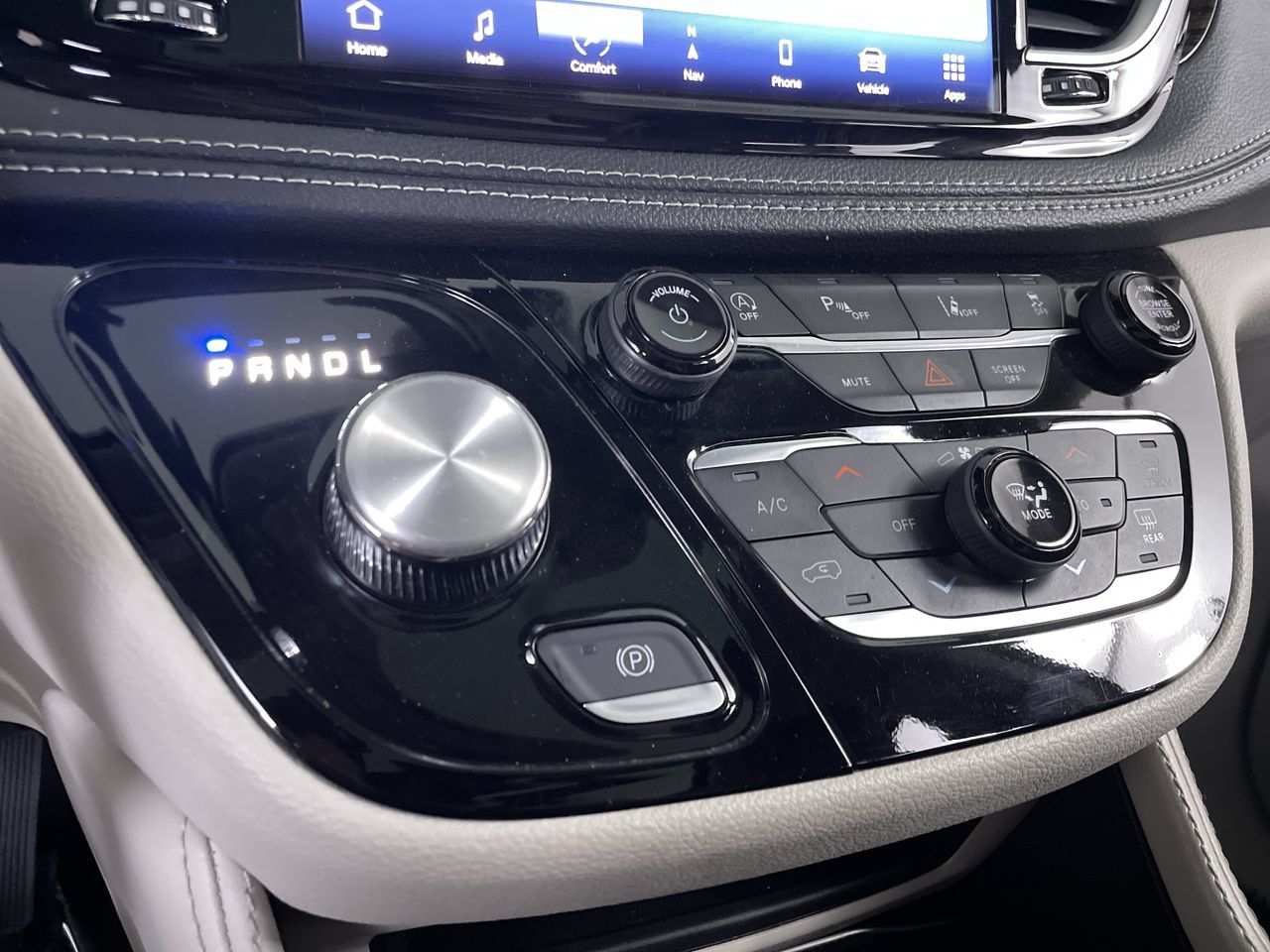 Used 2023 Chrysler Pacifica Limited FWD image 18
