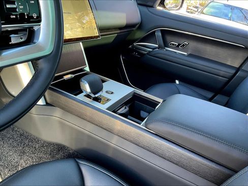 New 2025 Land Rover Range Rover Long Wheelbase SE image 10