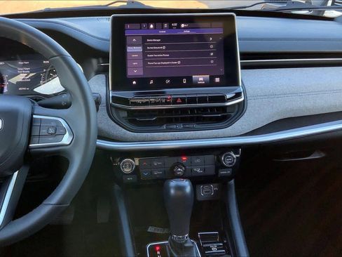 Used 2024 Jeep Compass Latitude image 6