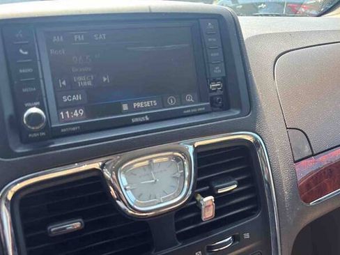 Used 2016 Chrysler Town & Country Touring FWD image 11