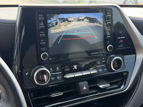 Used 2020 Toyota Highlander XLE FWD image 25