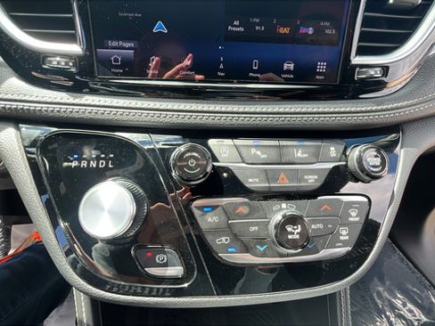 Used 2025 Chrysler Pacifica Limited FWD image 16