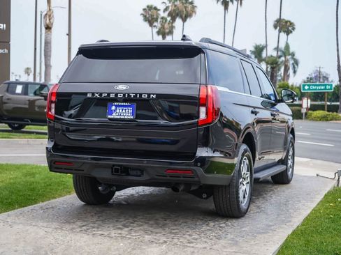 Used 2025 Ford Expedition Active RWD image 4