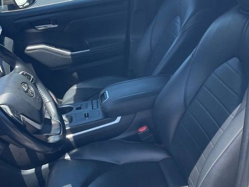Used 2022 Toyota Highlander XLE FWD image 10