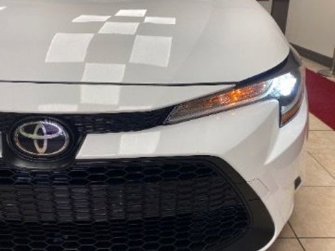 Used 2021 Toyota Corolla LE image 9