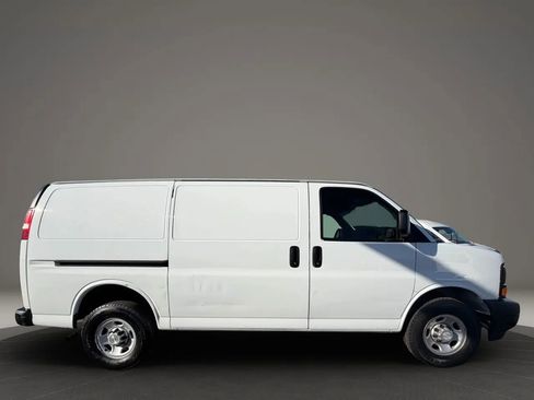 Used 2017 Chevrolet Express 2500 image 7