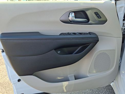 Used 2023 Chrysler Pacifica Touring-L image 13