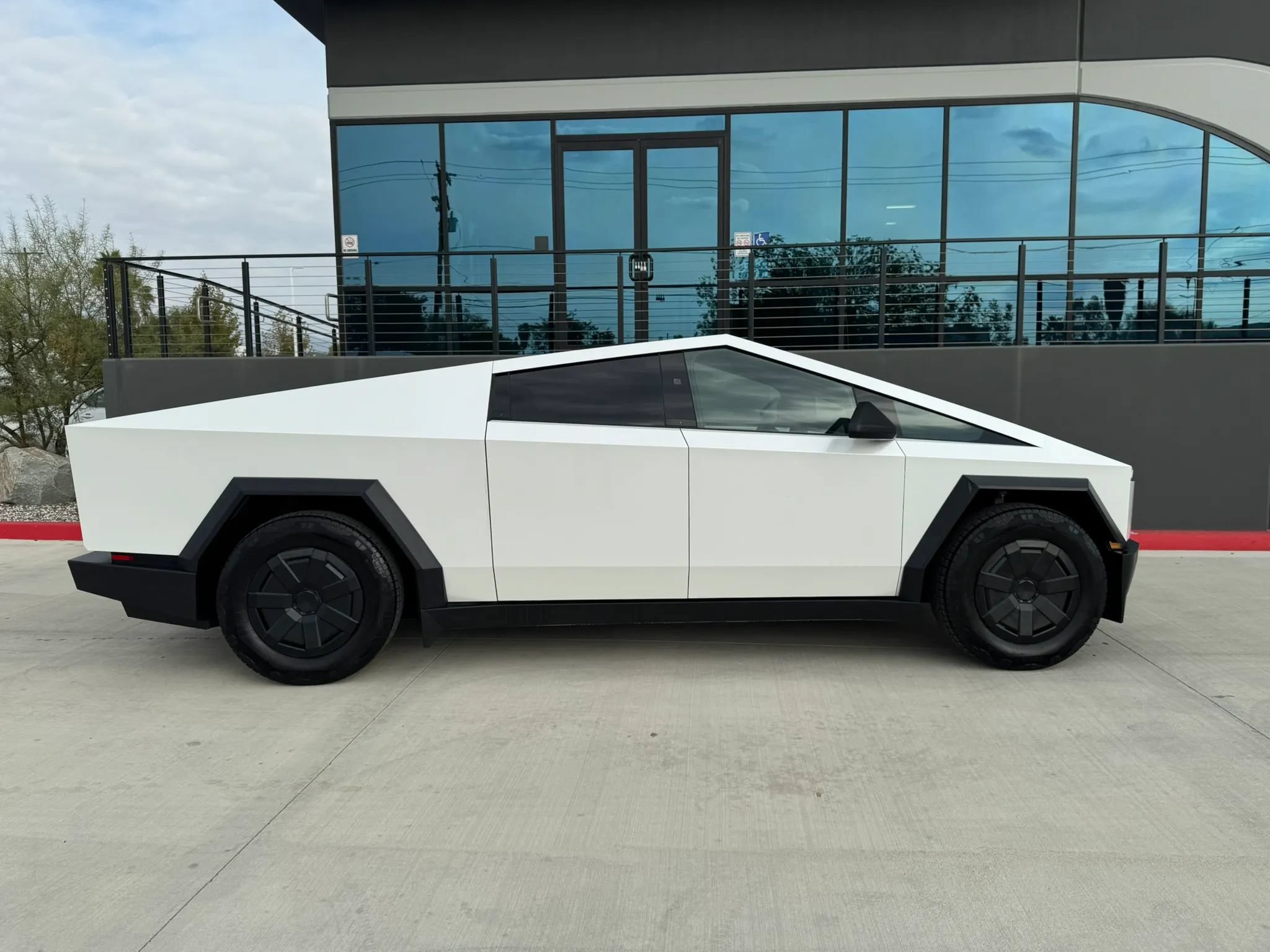 Used 2025 Tesla Cybertruck AWD Crew Cab image 4