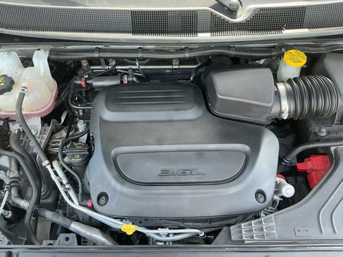 Used 2024 Chrysler Pacifica Touring-L FWD image 25