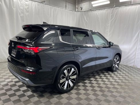 New 2025 Mitsubishi Outlander SE image 3