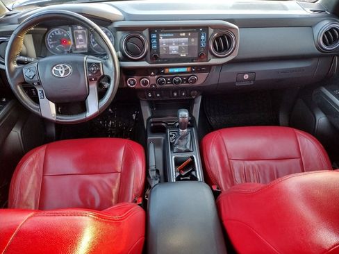 Used 2017 Toyota Tacoma TRD Sport image 14