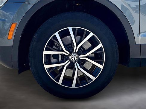 Used 2021 Volkswagen Tiguan SE image 10