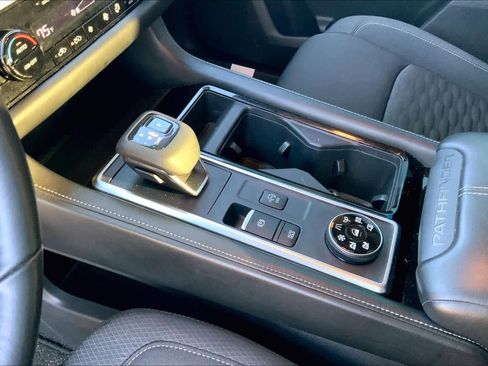 Used 2022 Nissan Pathfinder SV w/ SV Premium Package image 17