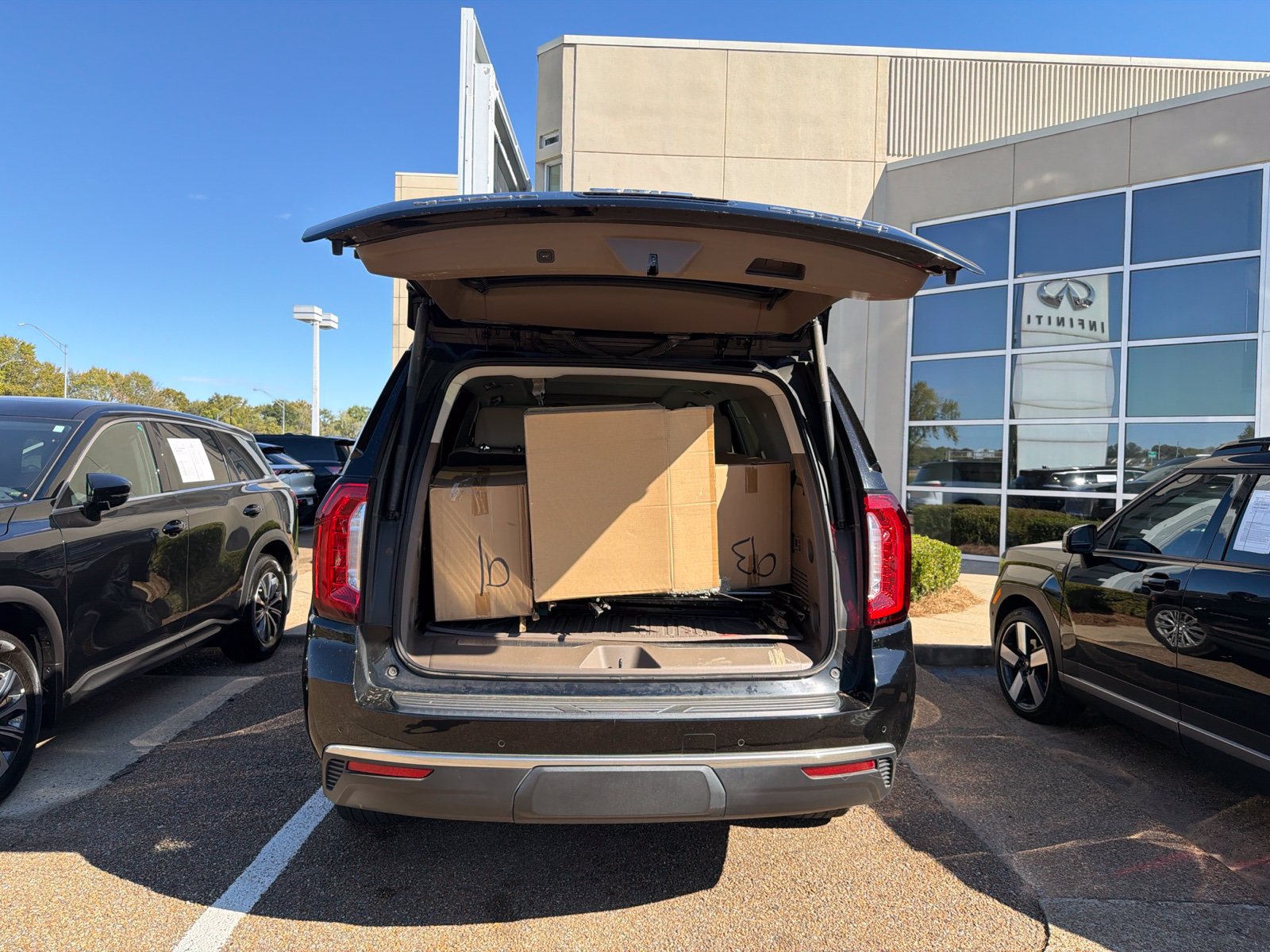 Used 2023 GMC Yukon Denali RWD image 9