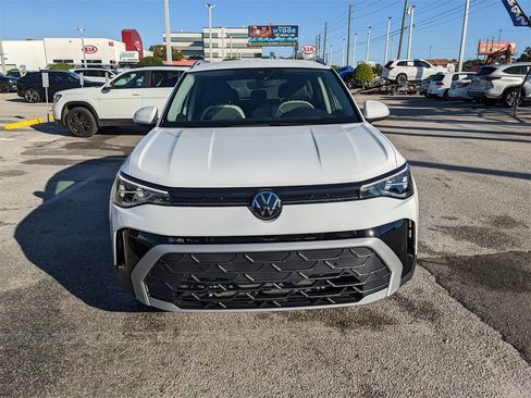 Certified 2025 Volkswagen Taos SE image 8